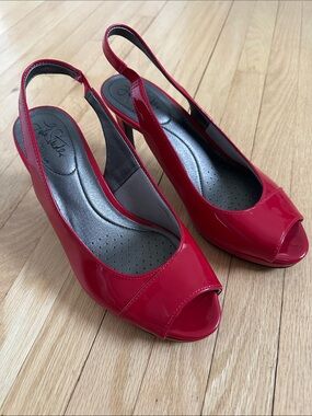 5 for $25 // LifeStride red patent faux leather peep toe pumps size 7.5
